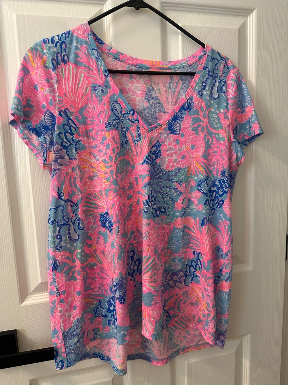 Lilly Pulitzer Pink Blue Floral V-Neck Short Sleeve Tee med